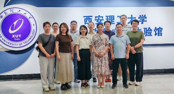 一群人站在壁报板前拍照描述已自动生成